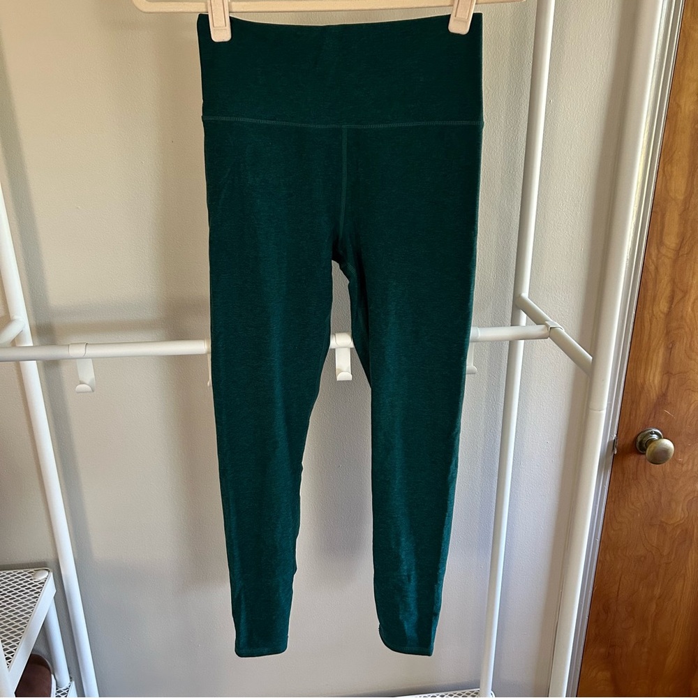 Vuori green leggings with waistband phone zip pocket